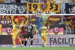 3. Liga; FC Ingolstadt 04 - SG Dynamo Dresden; sicher am Ball Torwart Marius Funk (1, FCI) Zimmerschied Tom (22 DD) Hauptmann Niklas (27 DD) Simon Lorenz (32, FCI) Marcel Costly (22, FCI)