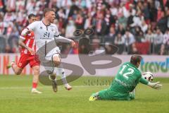 3. Liga; Energie Cottbus - FC Ingolstadt 04; Torchance verpasst Benjamin Kanuric (8, FCI) Torwart Bethke Elias (12 EC)
