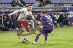 3. Liga; Erzgebirge Aue - FC Ingolstadt 04; Zweikampf Kampf um den Ball Mattis Hoppe (2, FCI) Seiffert Moritz (30 Aue)