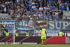 2.BL; FC Ingolstadt 04 - FC Hansa Rostock; Torwart Fabijan Buntic (24, FCI) wird zum Schluß für sein letztes Spiel für den FCI eingewechselt von Cheftrainer Rüdiger Rehm (FCI)