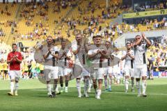 2.BL; Dynamo Dresden - FC Ingolstadt 04, Spiel ist aus, Niederlage FCI 3:0, die Mannschaft bedankt sich bei den mitgereisten Fans Nico Antonitsch (5, FCI) Dennis Eckert Ayensa (7, FCI) Maximilian Beister (11, FCI) Filip Bilbija (35, FCI) Fatih Kaya (9, FC