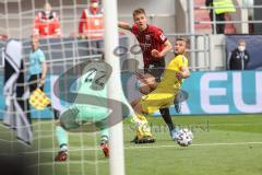 Relegation 1 - FC Ingolstadt 04 - VfL Osnabrück - Flanke Filip Bilbija (35, FCI) zu Fatih Kaya (9, FCI) Torwart Kühn Philipp (22 VfL) Beermann Timo (33 VfL) danach Tor 2:0 Jubel