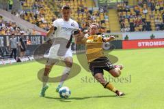 2.BL; Dynamo Dresden - FC Ingolstadt 04, Zweikampf Stefan Kutschke (30, FCI) Löwe Chris (15 DD)