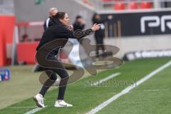 3. Liga; FC Ingolstadt 04 - FC Viktoria Köln; an der Seitenlinie, Spielerbank Cheftrainerin Sabrina Wittmann (FCI) schreit pfeift