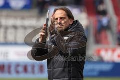 2.BL; FC Ingolstadt 04 - SC Paderborn 07; Spiel ist aus, Niederlage, hängende Köpfe, Spieler bedanken sich bei den Fans Cheftrainer Rüdiger Rehm (FCI)