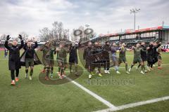 3. Liga; SC Verl - FC Ingolstadt 04; nach dem Spiel Sieg Jubel Freude; Spieler bedanken sich bei den mitgereisten Fans