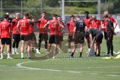 3. Liga - Saison 2024/25 - Trainingsauftakt- FC Ingolstadt 04 -  - Cheftrainerin Sabrina Wittmann (FCI) gibt Anweisungen mit Taktiktafel - XXXXX - Foto: Meyer Jürgen