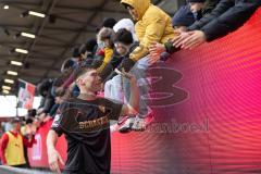 3. Liga; FC Ingolstadt 04 - MSV Duisburg; nach dem Spiel Sieg Jubel Freude, Spieler bedanken sich bei den Fans, Felix Keidel (43, FCI)