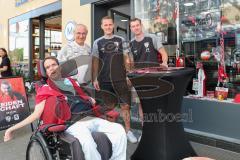 3.Liga - Saison 2023/2024 - FC Ingolstadt 04 -  Autogrammstunde - Torwart Marius  Funk (Nr.1 - FCI) - Jannik Mause (Nr.7 - FCI) - Foto: Markus Banai