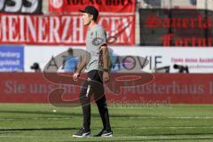 2.BL; FC Ingolstadt 04 - Fortuna Düsseldorf; Spiel ist aus, Niederlage, hängende Köpfe Enttäuschung, Cheftrainer Roberto Pätzold (FCI) geht vom Platz