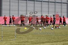 Bayernliga Süd - Saison 2022/2023 - FC Ingolstadt 04 II -  Trainingsauftakt - Die Mannschaft beim warm laufen - Foto: Meyer Jürgen