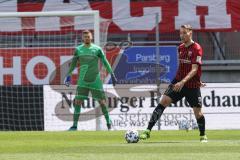 3. Liga - FC Ingolstadt 04 - 1. FC Saarbrücken - Tobias Schröck (21, FCI) sucht Anspielstation, hinten Torwart Fabijan Buntic (24, FCI)