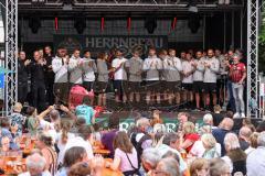 3. Liga; FC Ingolstadt 04 - offizielle Mannschaftsvorstellung auf dem Ingolstädter Stadtfest, Rathausplatz; das Tema auf der Bühne, Stadionsprecher Italo Mele