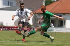 Kreisliga 1 - SV Manching II - TSV Hohenwart - Tobias Prückl weiss Hohenwart - Leonard Düsedau  grün Manching - Foto: Jürgen Meyer