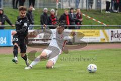 Toto-Pokal; ATSV Erlangen - FC Ingolstadt 04; Zweikampf Kampf um den Ball Hawkins Jalen (20 FCI) Sebastien Döring ( ATSV)