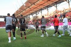 3. Liga; FC Ingolstadt 04 - TSV 1860 München; Sieg Jubel Freude Spiel ist aus 2:1, Spieler bedanken sich bei den Fans, Tanz Ehrenrunde