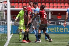 3. Liga - FC Ingolstadt 04 - TSV 1860 München - Streit zwischen Stefan Kutschke (30, FCI) Erdmann Dennis (13, 1860) Robin Krauße (23, FCI) schlichtet