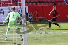 3. Liga - FC Ingolstadt 04 - 1. FC Saarbrücken - Dennis Eckert Ayensa (7, FCI) gegen Torwart Batz Daniel (1 SB)