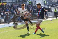 2.BL; Holstein Kiel - FC Ingolstadt 04 - Christian Gebauer (22, FCI) Arslan Ahmet (7 Kiel) Zweikampf Kampf um den Ball