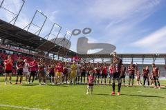 3. Liga; FC Ingolstadt 04 - VfB Lübeck; Verabschiedung Tobias Schröck (21, FCI) weint mit Sohn im Arm, Team, bedankt sich bei den Fans, Sieg Jubel Freude Party letztes Spiel