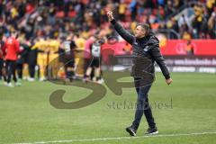 3. Liga; FC Ingolstadt 04 - SG Dynamo Dresden; Sieg Jubel Freude Cheftrainer Michael Köllner (FCI) zu den Fans