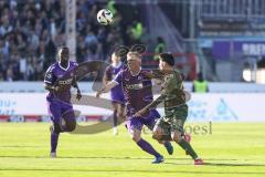 3. Liga; VfL Osnabrück - FC Ingolstadt 04; Wiemann Niklas (25 VFL) Felix Keidel (43, FCI) Zweikampf Kampf um den Ball