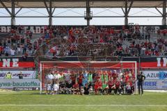 3. Liga; FC Ingolstadt 04 - SV Elversberg; Spieler bedanken sich bei den Fans, Teamfoto mit den Fans