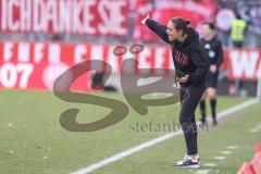 3. Liga; Rot-Weiss Essen - FC Ingolstadt 04; Cheftrainerin Sabrina Wittmann (FCI) an der Seitenlinie, Spielerbank aufgeregt