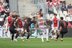 3. Liga; Rot-Weiss Essen - FC Ingolstadt 04; Zweikampf Kampf um den Ball Lukas Fröde (34, FCI) Max Besuschkow (17, FCI) Müsel Torben (26 RWE) Janssen Marek (20 RWE) Mizuta Kaito (24 RWE) Fredrik Carlsen (8, FCI)