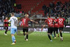 3. Liga; FC Ingolstadt 04 - TSV 1860 München; Tor Jubel Treffer Pascal Testroet (37, FCI) mit Tobias Bech (11, FCI) Moussa Doumbouya (27, FCI)