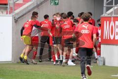 Im Bild: Valentin Hoti (#6 FCI B-Junioren) verwandelt den Strafstoß und die Ersatzspieler rennen auf den Platz

Fussball - B-Junioren - Relegation 2021  - FC Ingolstadt 04 - SSV Jahn Regensburg -  Foto: Ralf Lüger/rsp-sport.de