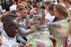 3. Liga; FC Ingolstadt 04 - offizielle Mannschaftsvorstellung auf dem Ingolstädter Stadtfest, Rathausplatz; Autogrammstunde für die Fans, Max Dittgen (10, FCI) David Kopacz (29, FCI)