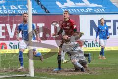 3. Liga - Hansa Rostock - FC Ingolstadt 04 - Filip Bilbija (35, FCI) kommt nicht hoin, Torwart Markus Kolke (1 Rostock) fängt, Jan Löhmannsröben (24 Rostock)