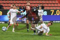 3. Liga; FC Ingolstadt 04 - SC Freiburg II; Jannik Mause (7, FCI) Zweikampf Kampf um den Ball Simon Lorenz (32, FCI)