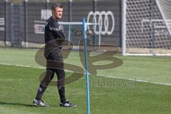 3.Liga - Saison 2022/2023 - FC Ingolstadt 04 -  - Cheftrainer Michael Köllner (FCI) beim ersten Training - Cheftrainer Michael Köllner (FCI) sieht beim warm machen zu - Foto: Meyer Jürgen