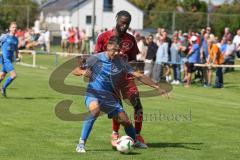 Kreisliga - Saison 2025/26- SV Hundszell - SV Zuchering - Glenn Heicappell rot Zuchering - Luca Kammerer blau Hundszell - Foto: Meyer Jürgen