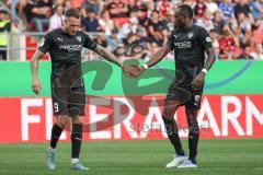 DFB Pokal; FC Ingolstadt 04 - SV Darmstadt 98; Patrick Schmidt (9, FCI) Moussa Doumbouya (27, FCI) klatschen ab