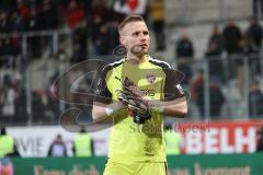 3. Liga; FC Ingolstadt 04 - TSV 1860 München; Spiel ist aus, Niederlage, hängende Köpfe, Spieler bedanken sich bei den Fans, Torwart Marius Funk (1, FCI)