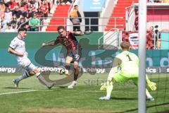 3. Liga; FC Ingolstadt 04 - Arminia Bielefeld; Torchance verpasst Pascal Testroet (37, FCI) Torwart Kersken Jonas (1 AB) Russo Stefano (21 AB)
