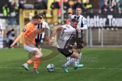 3. Liga; SSV Ulm 1846 - FC Ingolstadt 04; Jannik Mause (7, FCI) Zweikampf Kampf um den Ball Reichert Johannes (5 Ulm)