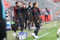 3. Liga; FC Ingolstadt 04 - SSV Ulm; Cheftrainerin Sabrina Wittmann (FCI) freut sich Co-Trainer Fabian Reichler (FCI)