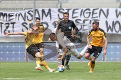 2.BL; Dynamo Dresden - FC Ingolstadt 04, Filip Bilbija (35, FCI) kämpft sich durch, Daferner Christoph (33 DD) Schröter Morris (17 DD) Hosiner Philipp (14 DD)