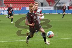 2.BL; FC Ingolstadt 04 - SG Dynamo Dresden; Christian Gebauer (22, FCI) Zweikampf Kampf um den Ball