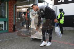 3.Liga - Saison 2023/2024 - SC Verl - FC Ingolstadt 04 - Die Mannschaft trifft im Stadion ein -Lukas Fröde (Nr.34 - FCI) -  - Foto: Meyer Jürgen