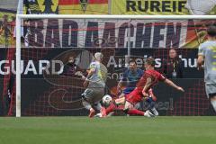 3. Liga; FC Ingolstadt 04 - Alemannia Aachen; Torchance verpasst Castelle Niklas (44 AA) Torwart Kai Eisele (25, FCI) und Jasper Maljojoki (23, FCI) retten
