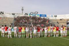 3. Liga; SpVgg Unterhaching - FC Ingolstadt 04; Sieg Jubel Freude Spieler bedanken sich bei den Fans Tanz Fan Fankurve Banner Fahnen Spruchband