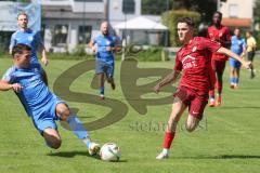 Kreisliga - Saison 2025/26- SV Hundszell - SV Zuchering - Luca Kammerer blau Hundszell - Leander Friedl rot Zuchering - Foto: Meyer Jürgen