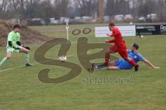 Kreisliga - Saison 2024/25- SV Hundszell - TSV Kösching-  - Jonas Betz rot Kösching - Tim Liesegang blau Hundszell - Lucas Steinbach Torwart Hundszell - Foto: Meyer Jürgen