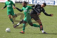 Fussball - Kreisliga - FC Grün Weiss Ingolstadt - FC Fatih Ingolstadt - Abdullahi Usman grün GW Ingolstadt - Aycan Korkmaz schwarz Fatih Ing - Foto: Meyer Jürgen