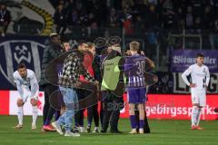 2.BL; Erzgebirge Aue - FC Ingolstadt 04; Niederlage, hängende Köpfe links Fabian Cavadias (41, FCI) und rechts Thomas Keller (27, FCI) mitte feiern Aue Spieler den 1:0 Sieg